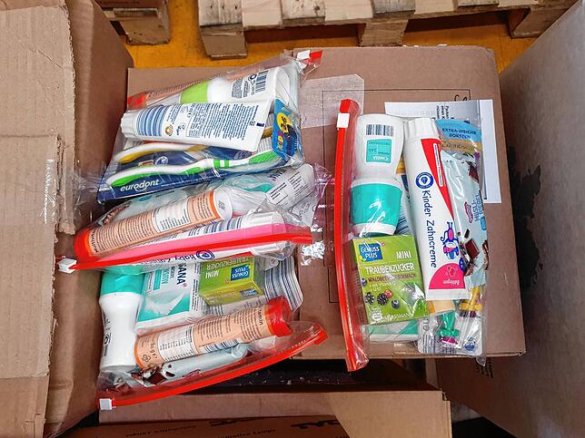 Hier hat jemand mitgedacht und ein Paket an Hygieneartikeln plus Süßigkeiten gepackt.