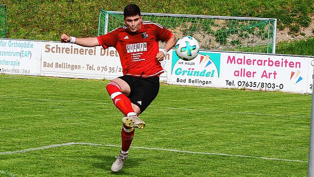 Spiel des Lebens: Tim Schillinger &ndash; hier ein Archivbild &ndash; traf allein vier Mal beim 5:0-Auftaktsieg des VfR Bad Bellingen ...