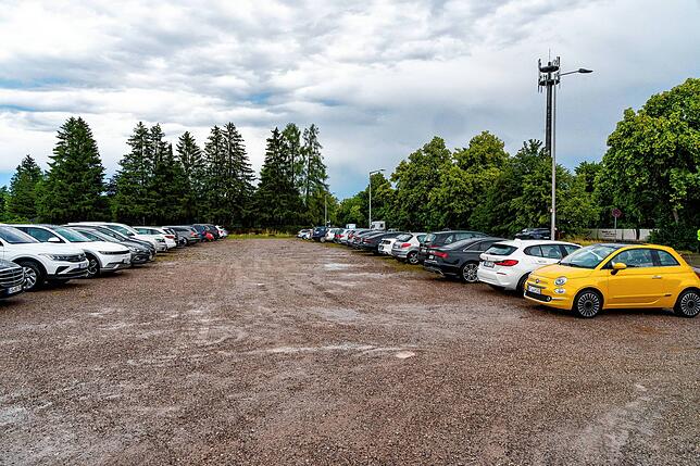 Gut gefüllter Parkplatz vor dem Stadion.