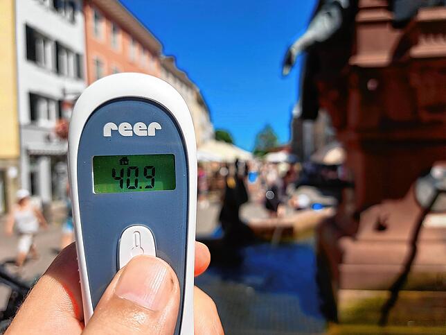 Die Marktstätte erhitzt sich durchaus schnell. Schattenspendende Bäume gibt es kaum – jedenfalls nicht rund um den Kaiserbrunnen.
