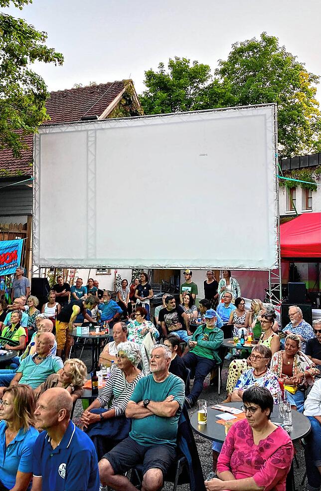 Die große Kinoleinwand wartet am Samstagabend schon darauf, bespielt zu werden.