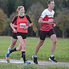 Auf der Strecke noch in Männerbegleitung: Halbmarathon-Siegerin Katrin Köngeter. Bild: Müller