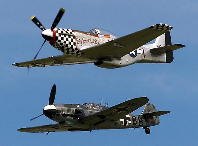 Formation flugfähiger Oldtimer: Eine Messerschmidt Bf 109 und eine amerikanische North American P51 Mustang. Beide Maschinen wurden bei ...