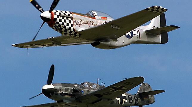 Formation flugfähiger Oldtimer: Eine Messerschmidt Bf 109 und eine amerikanische North American P51 Mustang. Beide Maschinen wurden bei ...