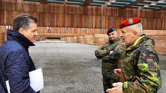Standortfeldwebel Michael Gläss erklärt Thorsten Frei Detail des fast fertigen Langschießstands. Dahinter Kommandeur Sandro Brandt.