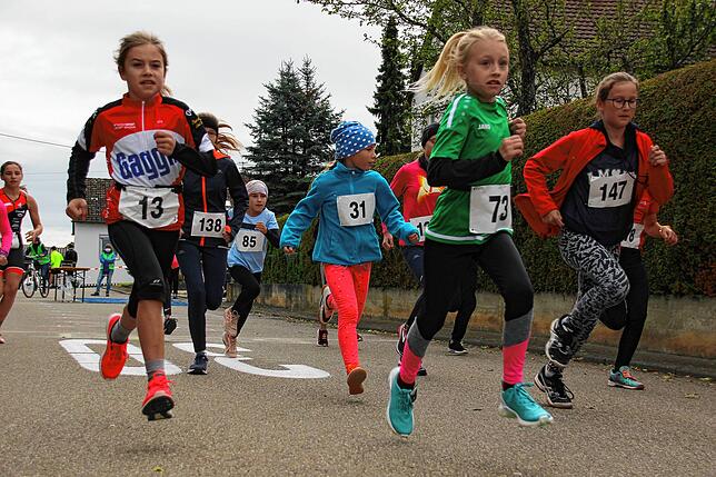 Die jüngsten Läuferinnen und Läufer beim Walder Volkslauf legten 400 Meter zurück.