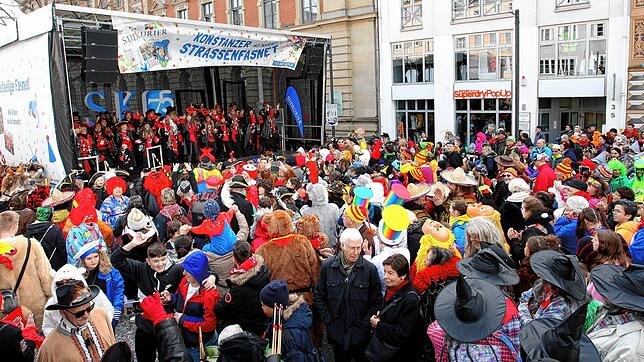 Endlich wieder Programm auf der Markstätte, so wie hier 2020: Am Donnerstag ist der SÜDKURIER präsent, gemeinsam mit den Blätzlebuebe ...