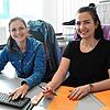 Alisa Boß und Alica Berckner sind eines der zahlreichen Auszählungsduos im Stockacher Rathaus. Die eine liest vor, die andere gibt die ...