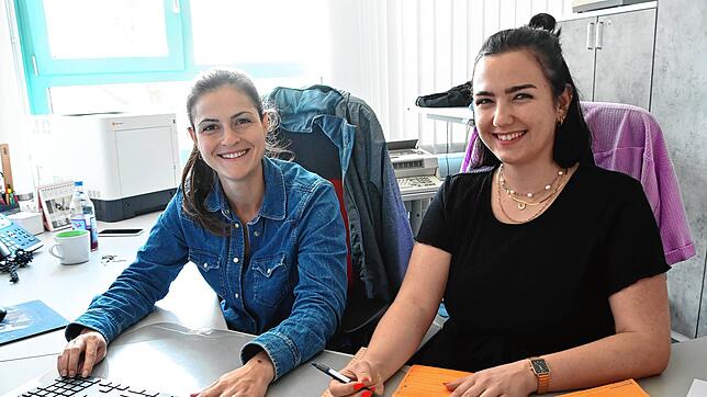 Alisa Boß und Alica Berckner sind eines der zahlreichen Auszählungsduos im Stockacher Rathaus. Die eine liest vor, die andere gibt die ...