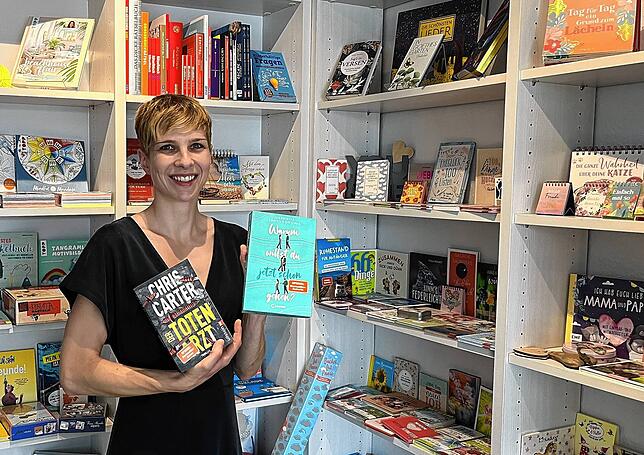 Martina Meßmer gehört die Bücherstube Vielsmeier, in dem Buchladen in Gottmadingen finden sich viele Werke in den Regalen.