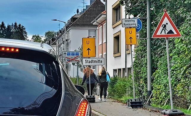 Eine Umleitung ist ausgeschildert – allerdings verweisen Schilder nur auf die Innenstadt und nicht auf Pfaffenweiler.