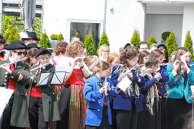 Bild 23: Gute Stimmung beim Jubiläumsumzug des Musikvereins Liggersdorf im Rahmen des Bezirksmusikfestes