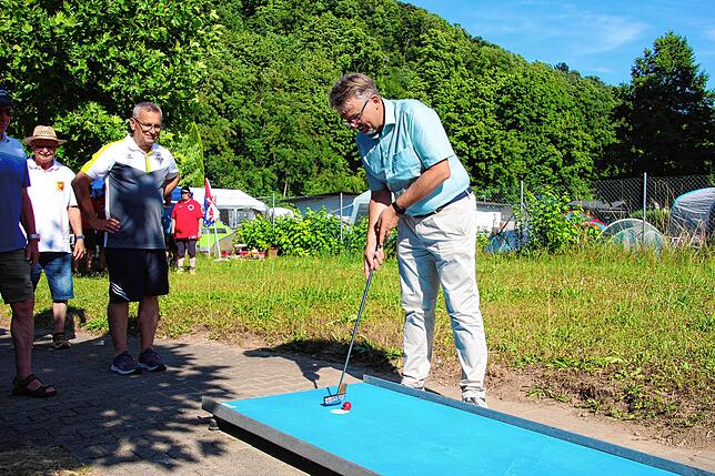 Nach der offiziellen Eröffnung schlägt Oberbürgermeister Martin Grunder den ersten Ball.