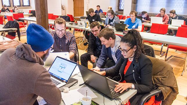 Schon einmal fand in Konstanz ein Hackathon statt, im Januar 2018 versammelten sich die Teilnehmer noch im Ratssaal. Jetzt findet die ...