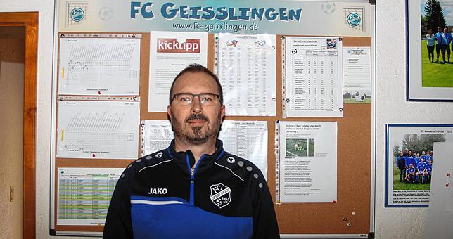 Vor der Pinnwand: Im Vereinsheim des FC Geißlingen verbringt Marcel Kieliszek viel Zeit während der Saison.