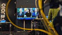Journalisten verfolgen im Studio H das dritte TV-Triell, die Kanzlerkandidatendiskussion bei ProSieben und Sat.1, mit den drei ...