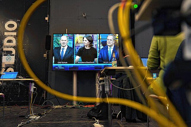 Journalisten verfolgen im Studio H das dritte TV-Triell, die Kanzlerkandidatendiskussion bei ProSieben und Sat.1, mit den drei ...