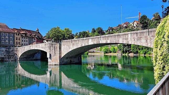 Die Laufenbrücke verbindet die beiden Schwesterstädte Laufenburg und ist nach der Felsformation Laufen benannt, die sich einst unterhalb ...
