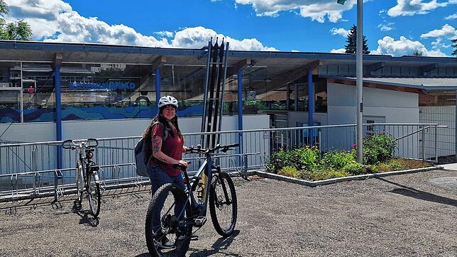 Das idyllische Freibad Bonndorf lockt auch Julia Wetz (27) ins Wasser. Sie lebt gerne in der Schwarzwaldgemeinde.