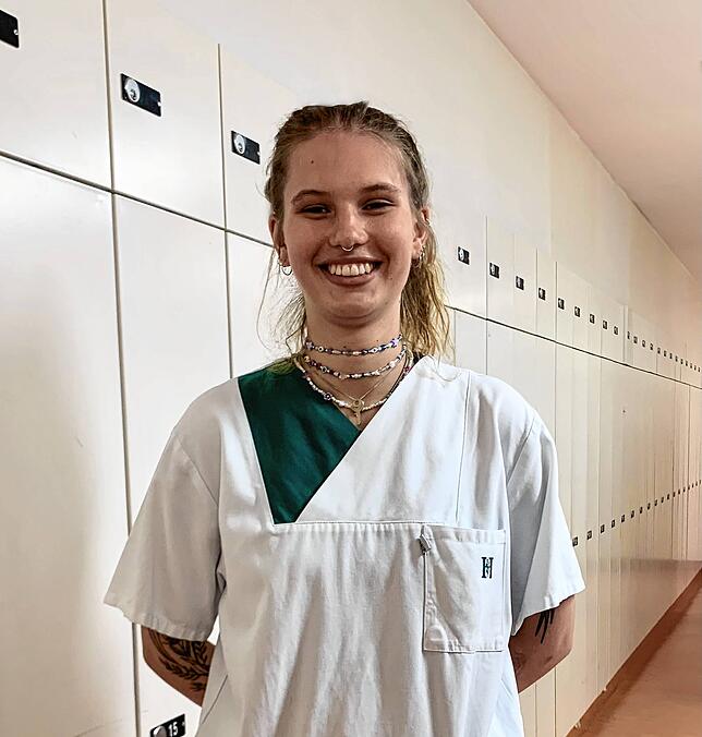 Josefine Nord in der typischen Klinik-Arbeitskleidung.