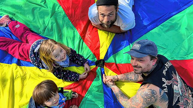 Andres Blasius (oben) und Sascha Zoch (rechts) arbeiten als Erzieher im Kinderhaus am Salzberg in Konstanz. Sie lieben ihren Job und ...
