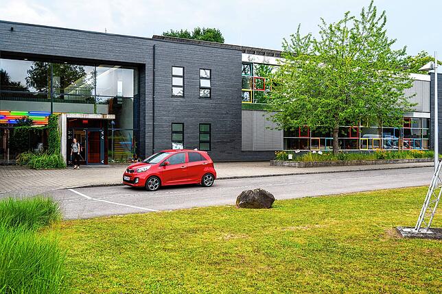 Seit dem Umbau 2008 zeigt die Tannenhagschule in Fischbach ihre Fassade.