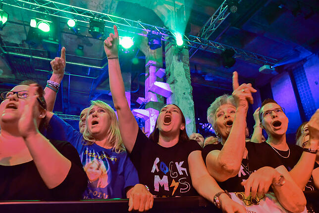 Die Fans singen lautstark mit.