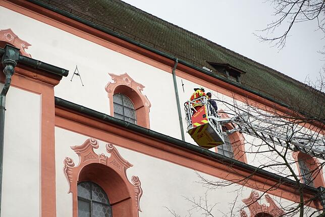 Die Feuerwehr befestigte am Dienstagmorgen die herabgefallenen Ziegel am Bad Säckinger Münster.