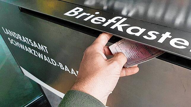 Es gibt in Deutschland kein Regelalter, ab welchem Autofahrer ihren Führerschein abgeben oder regelmäßig ihre Fahrtauglichkeit ...