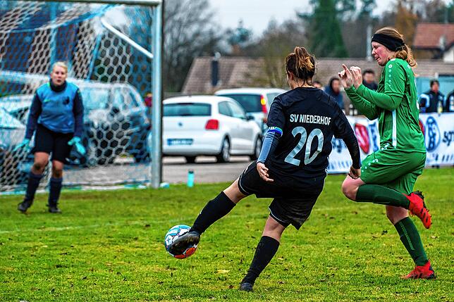 Bild 4: Fußballerinnen des SV Niederhof besiegen die SG Marbach II &ndash; und wir haben Bilder!