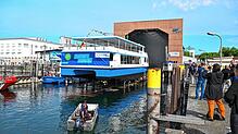 (Archivbild) Das erste vollelektrisch betriebene Schiff der Bodensee-Schiffsbetriebe (BSB) wird am 28. Juni von der Werft ins ...