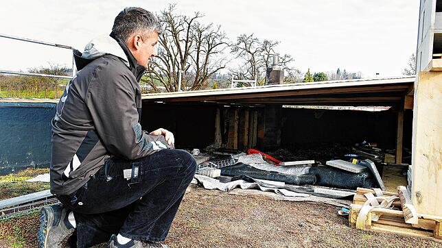 Sebastian Schmäh wenige Tage nach dem Brand an seiner Zimmerei in der Torenstraße in Meersburg. Auf dem Bild sitzt er auf dem Dach des ...