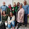 Der Vorstand von &bdquo;Chips & Flips&ldquo;: (stehend, von links) Josef Blender (Chorleiter), Bärbel Trunz (Kassiererin), Martina Lucas ...