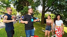 Marco Reichle und Michael Kohler probieren am Stand von Selina Segmihler und Julia Hem (von links) aus, wie es ist, Wasser auf dem Kopf ...