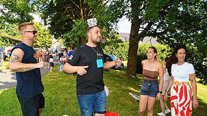 Marco Reichle und Michael Kohler probieren am Stand von Selina Segmihler und Julia Hem (von links) aus, wie es ist, Wasser auf dem Kopf ...