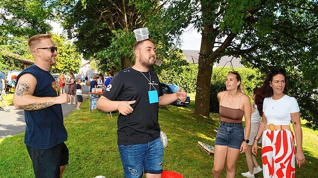 Marco Reichle und Michael Kohler probieren am Stand von Selina Segmihler und Julia Hem (von links) aus, wie es ist, Wasser auf dem Kopf ...