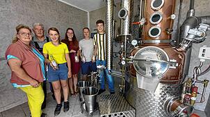 Birgit, Gebhard, Lisa, Jasmin Eichenhofer, Felix Karollus und Max Eichenhofer (von links) vom Obsthof Eichenhofer in Gangenweiler ...