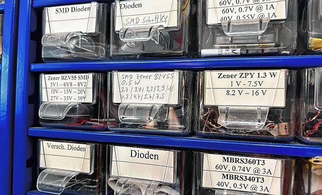 Auch das gehört zur Arbeit im Elektroniklabor: Zahllose elektronische Bauteile.