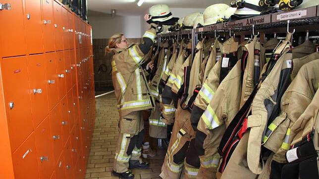 Blick in die Garderobe der Feuerwehr Meersburg. Bild: Stefan Hilser