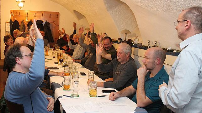 Montag 16. Dezember, 20.25 Uhr im Gasthof Krone: Die Gründungsversammlung wählt Rainer Zanker (Zweiter von rechts) zum Vorsitzenden des ...