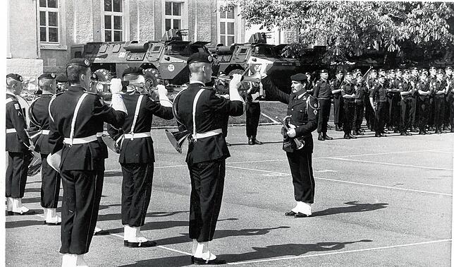 Blick zurück in die 1980er Jahre. Auf dem Exerzierplatz, der jetzt einer Tiefgarage weichen muss, paradieren Soldaten des 19. ...