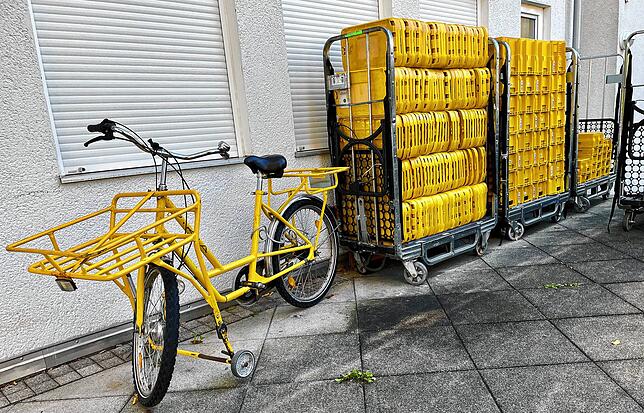 Wochenlang stand das Post-Fahrrad unbewegt hinter der Büsinger Poststelle. Seit Mittwoch gibt es eine neue Postbotin, die die Briefe im ...