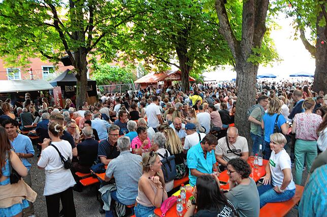 Bild 5: Bilder vom Weinfest Konstanz 2024: Feiern auf dem Stephansplatz