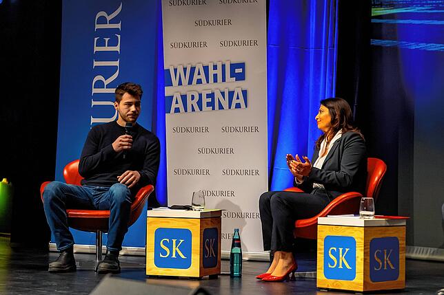 Marin Juric (Grüne) und Derya Türk-Nachbauer (SPD) diskutieren beim SÜDKURIER-Podium.