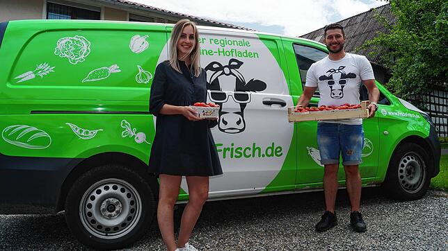Katja Wollschläger und Philip Kleiner von Frida Frisch holen Frischprodukte von Erzeugern aus der Region ab und bringen sie dann direkt ...