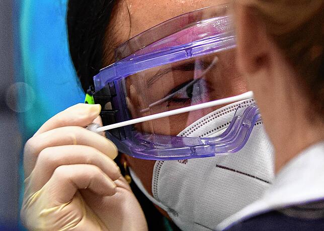 Eine Betriebsärztin testet einen Firmen-Mitarbeiter: Unternehmen dürfen wissen, ob ihre Mitarbeiter getestet sind. Beim Impfen ist das ...