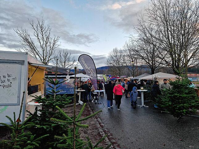 Die Besucher waren froh, dass der Weihnachtsmarkt wieder größer stattfinden darf. Fabian Blum von der Jugendfeuerwehr ...