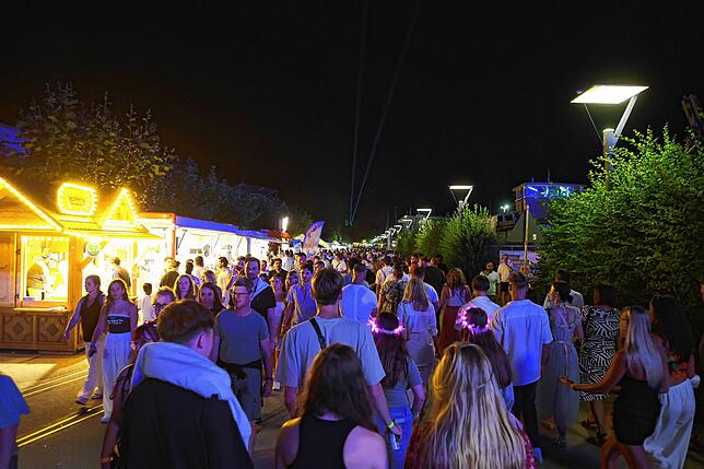 Bild 33: Seenachtfest 2024: Bald beginnt das große Feuerwerk und die Besucher strömen ans Bodenseeufer