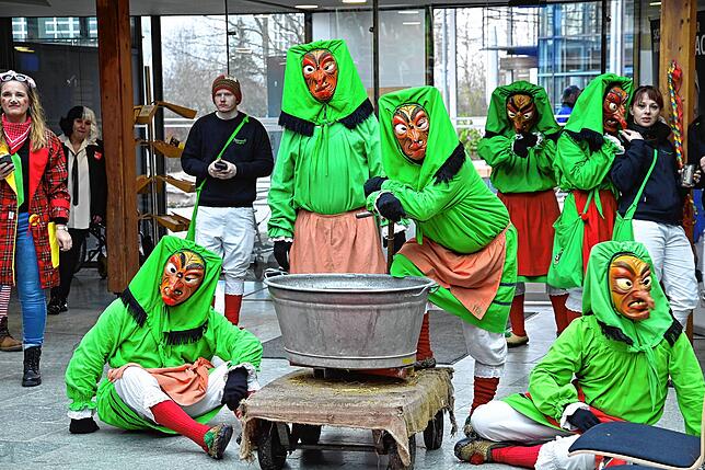 Bild 22: Fasnacht 2025: Hexen rollten im Villinger Landratsamt den roten Teppich aus - Die schönsten Bilder!