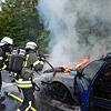 Einsatzkräfte der Feuerwehr Radolfzell löschen einen Fahrzeugbrand auf der B33. zuletzt kam es in der Region immer wieder zu solchen ...
